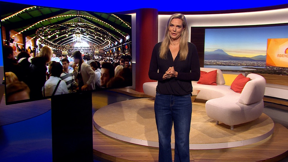 BR-Moderatorin Julia Scharf im Studio | Bildquelle: BR
