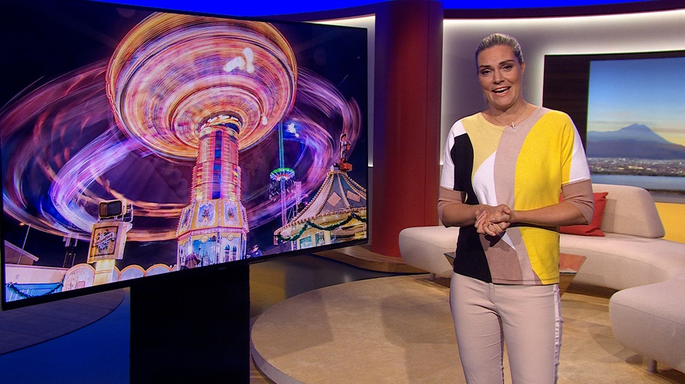BR-Moderatorin Julia Scharf im Studio | Bildquelle: BR
