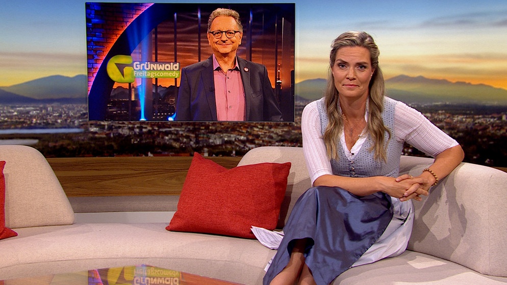 BR-Moderatorin Julia Scharf im Studio | Bildquelle: BR