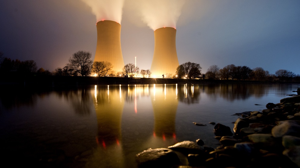 Wasserdampf steigt aus den Kühltürmen vom Kernkraftwerk Grohnde auf. | Bildquelle: dpa-Bildfunk/Julian Stratenschulte