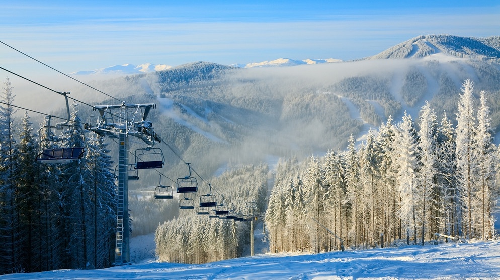 Leerer Sessellift über einer leeren Skipiste | Bildquelle: colourbox.com