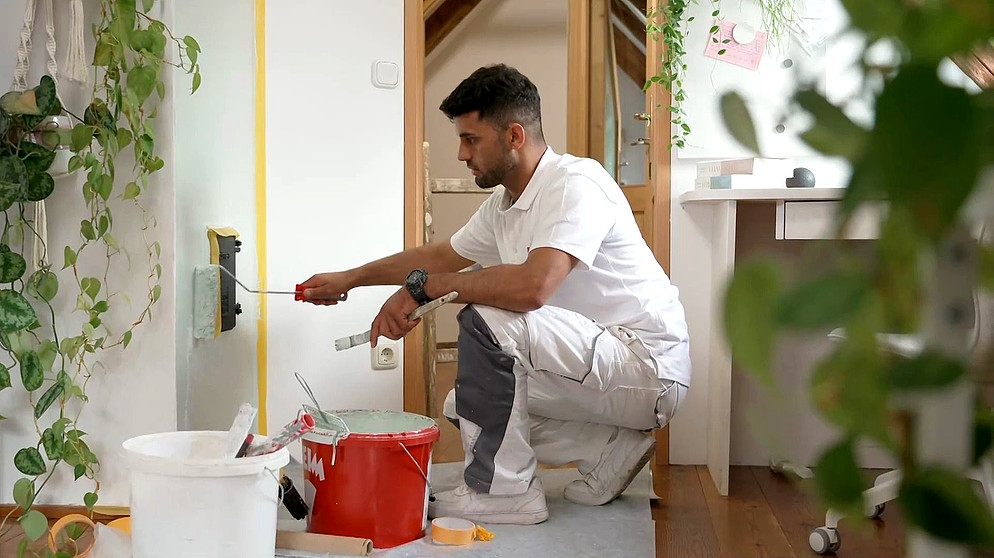 Malergeselle Mirza bei der Arbeit | Bildquelle: BR