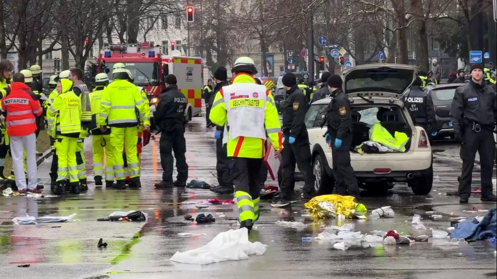 13.02.2025, Bayern, München: Rettungskräfte stehen am Einsatzort. In der Münchner Innenstadt ist ein Fahrzeug in eine Menschengruppe gefahren. Foto: Peter Kneffel/dpa +++ dpa-Bildfunk +++ | Bildquelle: dpa-Bildfunk/Peter Kneffel