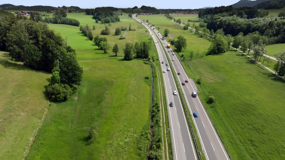 Aufsicht auf eine Autobahn in grüner Landschaft | Bildquelle: BR