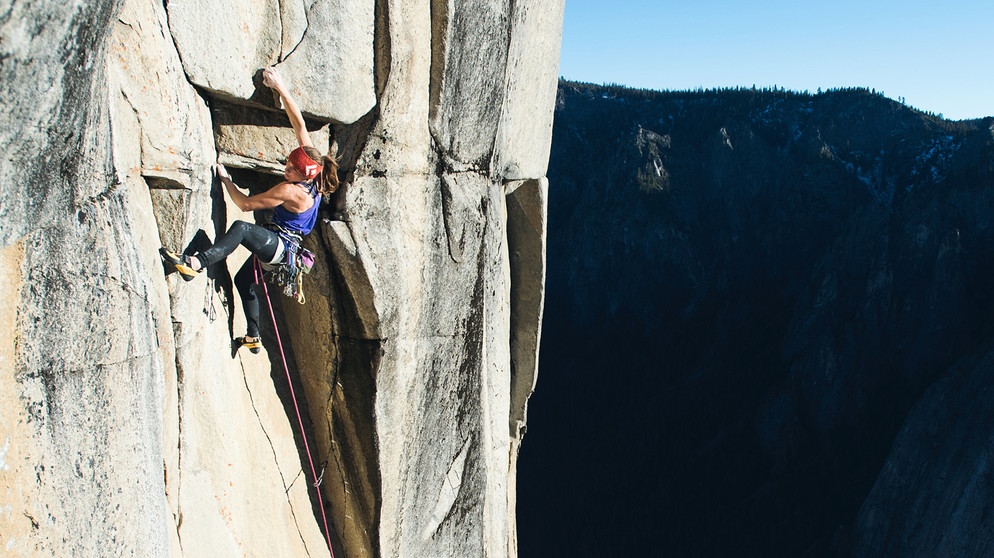 Barbara Zangerl klettert die Route Magic Mushroom | Bildquelle: Francois Lebeau