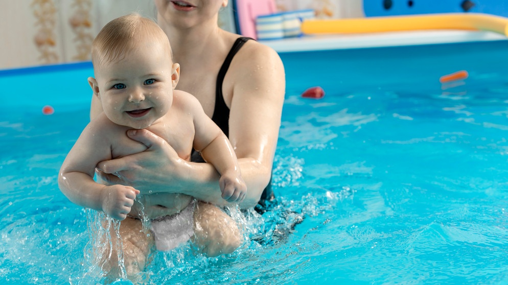 Babyschwimmen | Bildquelle: picture alliance / Westend61 | Vladimir Godnik