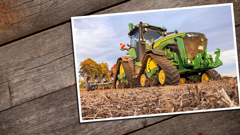 Traktor John Deere 8RX mit 357 PS, Raupenlaufwerk und automatischem Lenksystem auf einem Feld im niederbayerischen Pilsting | Bildquelle: Martin Störringer, colourbox.com/Evgeny Karandaev; Montage: BR