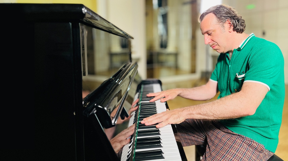 Musiker Chilly Gonzales am Klavier | Bildquelle: BR / Andreas Krieger