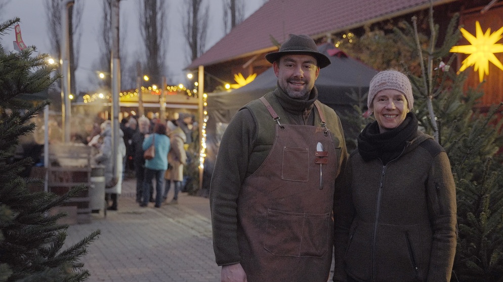 Christine Huber, Inhaberin der “Kräuteria” in Puchheim und Landwirt
Florian Höfel auf einem Weihnachtsmarkt | Bildquelle: Rebekka Markthaler