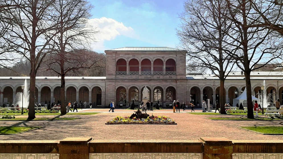 Bad Kissingen - Kurgarten mit Arkadenbau. | Bildquelle: BR