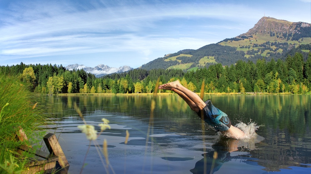 Ein Mann springt mit einem Kopfsprung in einen See. | Bildquelle: stock.adobe.com/photog.raph