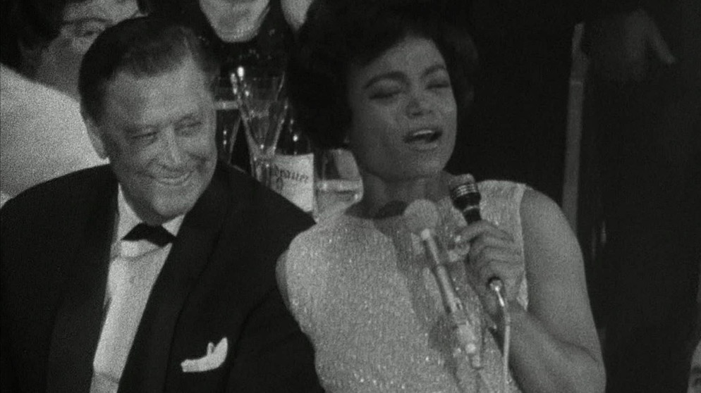 Eartha Kitt, der große Star des Abends, singt „My heart belongs to Daddy“ - neben ihr Hans Söhnker. | Bildquelle: BR