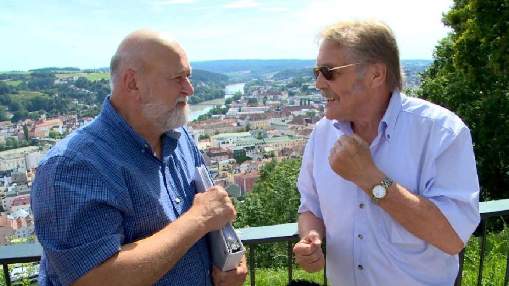 Von links: Andrew Hochreiter und Ahnenforscher Reinhard Hofer. | Bildquelle: BR