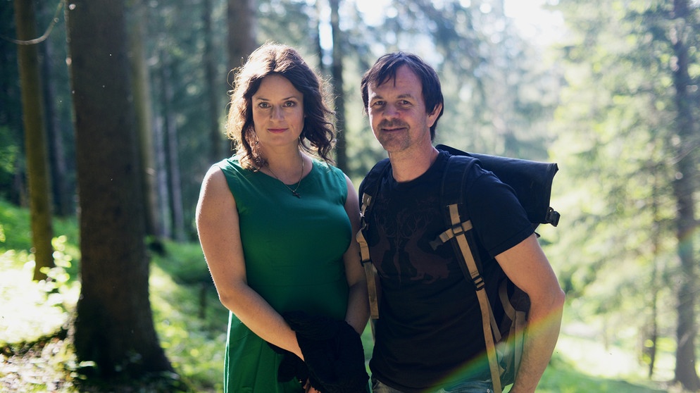 Moderatorin Angela Ascher und Bildhauer Christoph Finkel. | Bildquelle: BR/megaherz gmbh