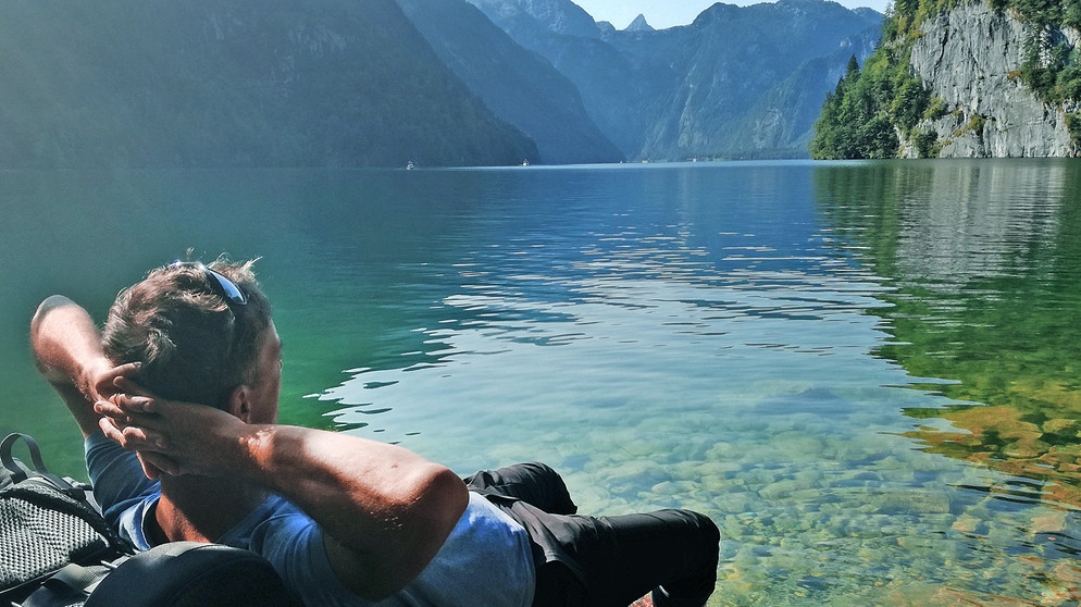 Urlauber im Liegestuhl am Königssee. | Bildquelle: BR/Florian Guthknecht