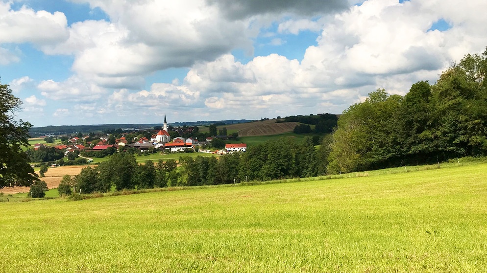 Im Süden der Gatterberge liegt die Gemeinde Kirchdorf. Ein idyllischer Ort im Landkreis Mühldorf am Inn, mit etwa 1.400 Einwohnern. | Bildquelle: BR