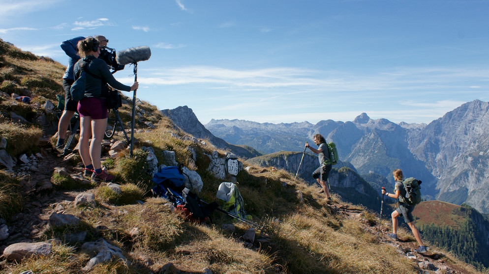 Dreh am Schneibstein mit Kameramann Matthias Hlous und Tonfrau Lisa Richter und Nationalparkranger Klaus Melde und Marina Unterreiner. | Bildquelle: BR/Jürgen Eichinger
