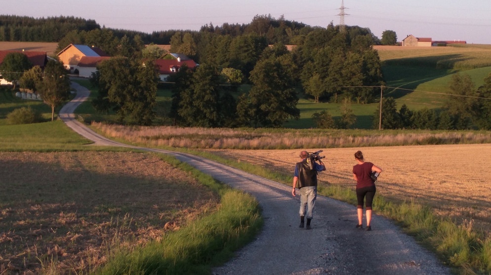 Holzland – so nah und doch so fern. Das Kamerateam in der Abenddämmerung bei Pfaffing. | Bildquelle: BR
