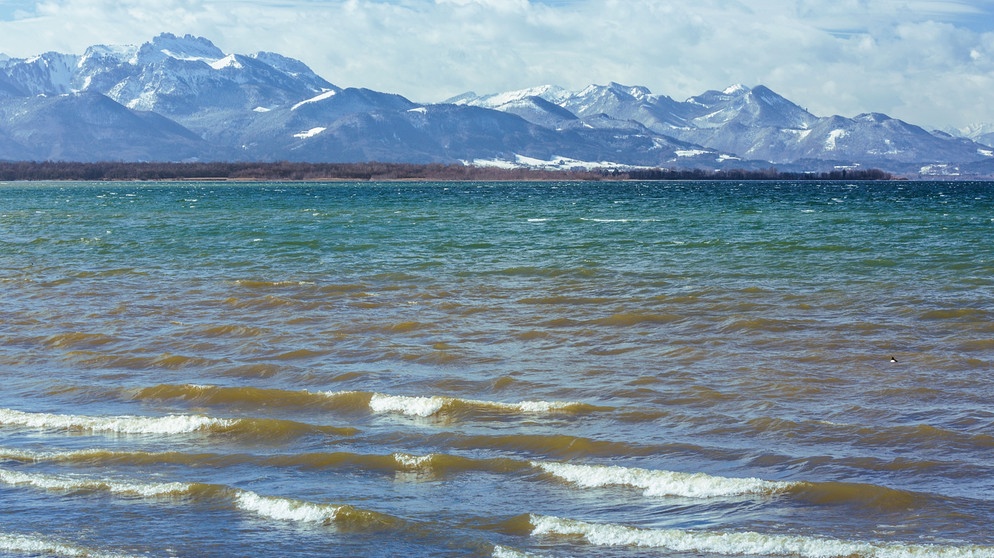 Obwohl er seit seiner Entstehung ständig schrumpft, ist der Chiemsee heute Bayerns größter See. 73 Meter misst er an seiner tiefsten Stelle, und über 80 Quadratkilometer spannt sich seine Wasserfläche am Fuße der bayerischen Alpen. | Bildquelle: BR/A. Hartl