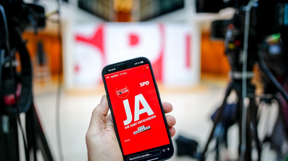 30.04.2025, Berlin: Illustration - Ein Post auf Instagram zum ·Ja· des SPD-Mitgliedervotums für den Koalitionsvertrag von CDU, CSU und SPD für die Regierungsbildung ist SPD-Parteizentrale, dem Willy-Brandt-Haus, zu sehen. | Bildquelle: dpa-Bildfunk/Kay Nietfeld