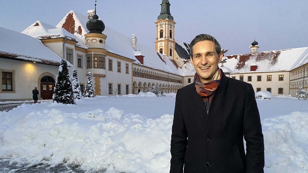 Bendikt Schregle vor dem Stift Reichersberg in Österreich | Bildquelle: BR/ Christian Wölfel