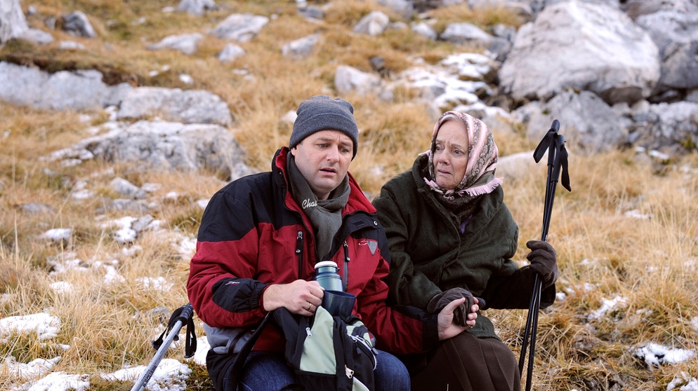 Theresa wird klar, dass Franz unter Theos Tod genauso gelitten hat wie sie selbst. Von links: Theresa Brunner (Ursula Erber) und Hubert Kirchleitner (Bernhard Ulrich). | Bildquelle: BR/ Marco Orlando Pichler