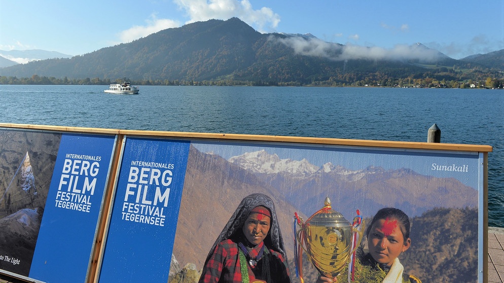 Plakate zum Bergfilmfest am Seeufer | Bildquelle: tegernsee.com