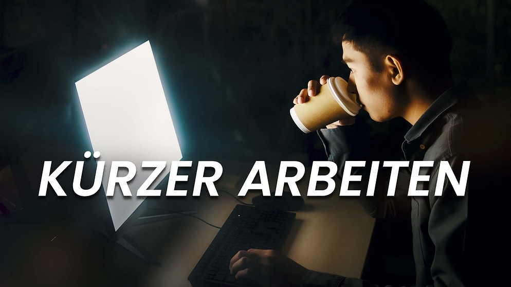 Mann schaut in hellen Monitor und trinkt Kaffee. Wie viel Zeit verbringen wir während unserer Arbeit vor dem Monitor? Mit Schrift "kürzer Arbeiten" | Bildquelle: BR