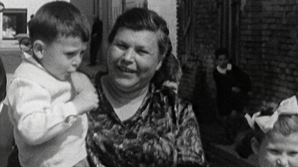 1966: Die Familien der italienischen Gastarbeiter in Deutschland müssen sich ohne Vater behelfen: eine Mutter mit zwei ihrer sechs Kinder in Italien. | Bildquelle: BR