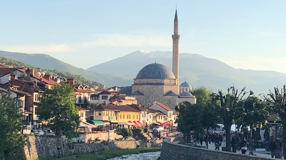 Ein Ort mit einer Moschee an einem Fluss | Bildquelle: BR