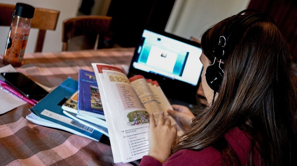 Möglicherweise müssen die Schulen ab kommender Woche wegen Corona wieder auf Homeschooling umstellen | Bildquelle: picture alliance