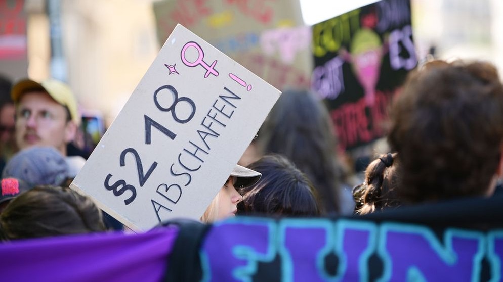 26 Verbände haben sich für eine Liberalisierung beim Thema Abtreibung ausgesprochen. Die deutschen Bischöfe und die Caritas warnen davor.  | Bildquelle: picture alliance / SZ Photo | Robert Haas