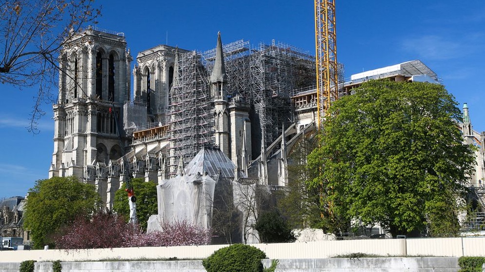 Notre-Dame: Die vom Feuer betroffenen Teile sind eingerüstet | Bildquelle: picture alliance/Arina Lebedeva/TASS/dpa