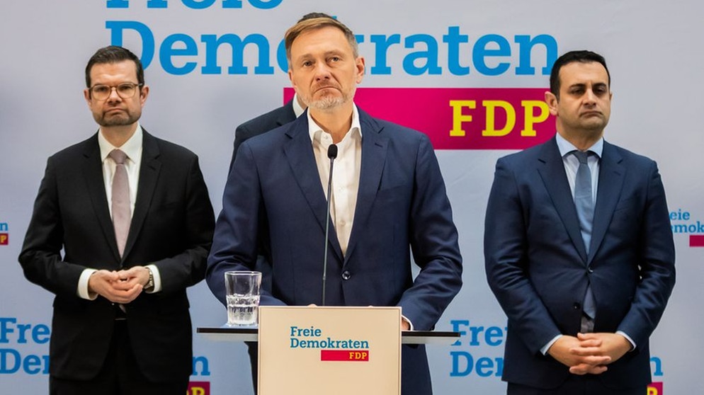Christian Lindner (FDP, M), scheidender Bundesminister der Finanzen und FDP-Bundesvorsitzender, äußert sich in der FDP-Parteizentrale bei einer Pressekonferenz. Im Hintergrund stehen Marco Buschmann (FDP, l), scheidender Bundesminister der Justiz, und Bijan Djir-Sarai, FDP-Generalsekretär. | Bildquelle: picture alliance/dpa | Christoph Soeder