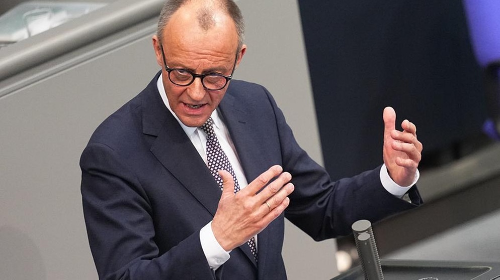 ARCHIV - 18.03.2025, Berlin: Friedrich Merz, CDU/CSU-Fraktionsvorsitzender und CDU Bundesvorsitzender, spricht in der 214. Plenarsitzung der 20. Legislaturperiode im Deutschen Bundestag. (zu dpa: «Merz will Stimmung im Land bis zum Sommer verbessern») Foto: Michael Kappeler/dpa +++ dpa-Bildfunk +++ | Bildquelle: dpa-Bildfunk/Michael Kappeler