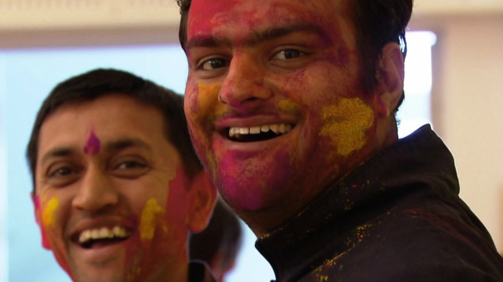 Teilnehmer bemalen sich mit Farben bei der Vorbereitung für das Holi-Fest. | Bildquelle: BR