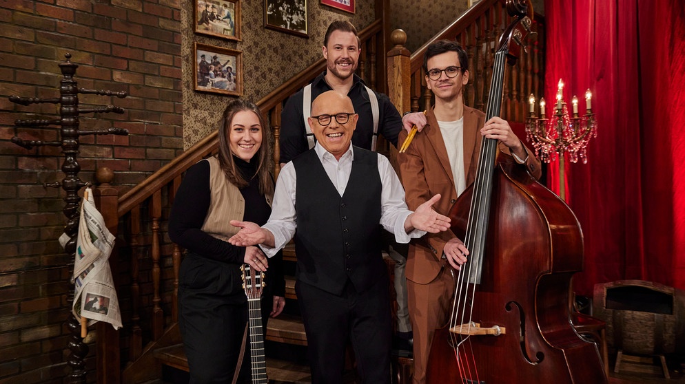 Das Trio Stubenfliege aus Wien feiert ihre Brettl-Spitzen-Premiere unter dem Motto "Lachen, Leben, Feiern" zusammen mit Jürgen Kirner. | Bildquelle: ©BR 2024 / Philipp Thurmaier