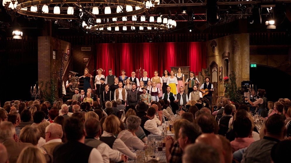 Das Publikum mit Bühnentotale. | Bildquelle: BR/Bojan Ritan