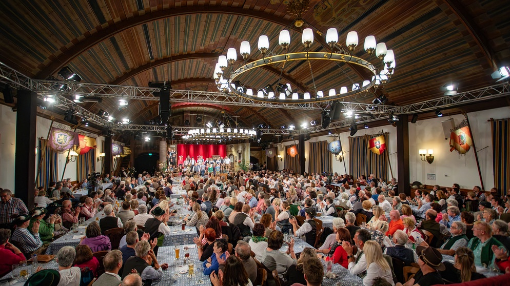 Und immer werden die Zuschauer und die knapp 500 Gäste im Festsaal des Hofbräuhaus mit einbezogen: einzigartig, griabig und sehr bayerisch! | Bildquelle: BR/Peter Kivograd