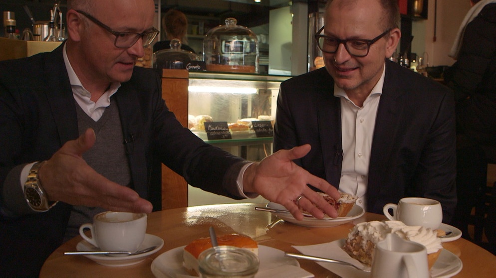 Von links: Wissenschaftsmoderator Karsten Schwanke und Prof. Dr. Christian Hesse (Professor für Mathematische Statistik an der Universität Stuttgart) beim mathematischen Kaffeeklatsch. | Bildquelle: BR/Maximilian Schecker