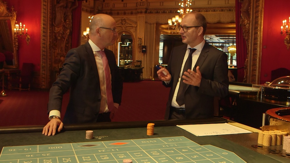 Von links: Wissenschaftsmoderator Karsten Schwanke und Prof. Dr. Christian Hesse (Professor für Mathematische Statistik an der Universität Stuttgart) diskutieren im Casino Baden-Baden über die Wahrscheinlichkeitsrechnung beim Roulette. | Bildquelle: BR/Maximilian Schecker