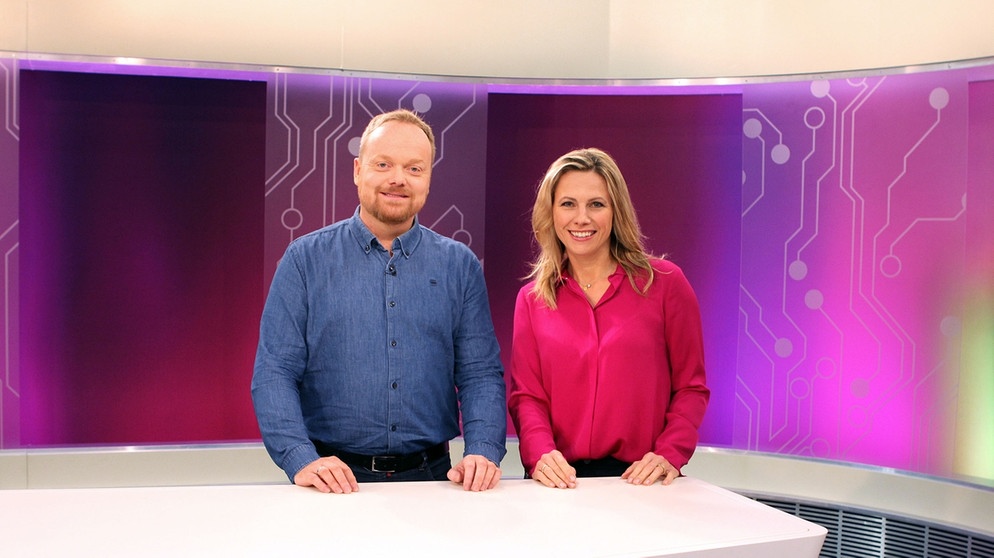 Moderatorin Andrea Grießmann (rechts) mit Studiogast Lars Krogmann. Der Insektenforscher vom Stuttgarter Naturkundemuseum ist Sprecher der deutschen Sektion des weltweiten "Barcode of Life (GBOL)"- Projektes. Das GBOL-Projekt hat das Ziel die Artenvielfalt aller deutschen Tiere, Pilze und Pflanzen anhand ihres genetischen DNA-Barcodes (Fingerabdrucks) zu erfassen. | Bildquelle: BR/WDR/Tobias Aufmkolk