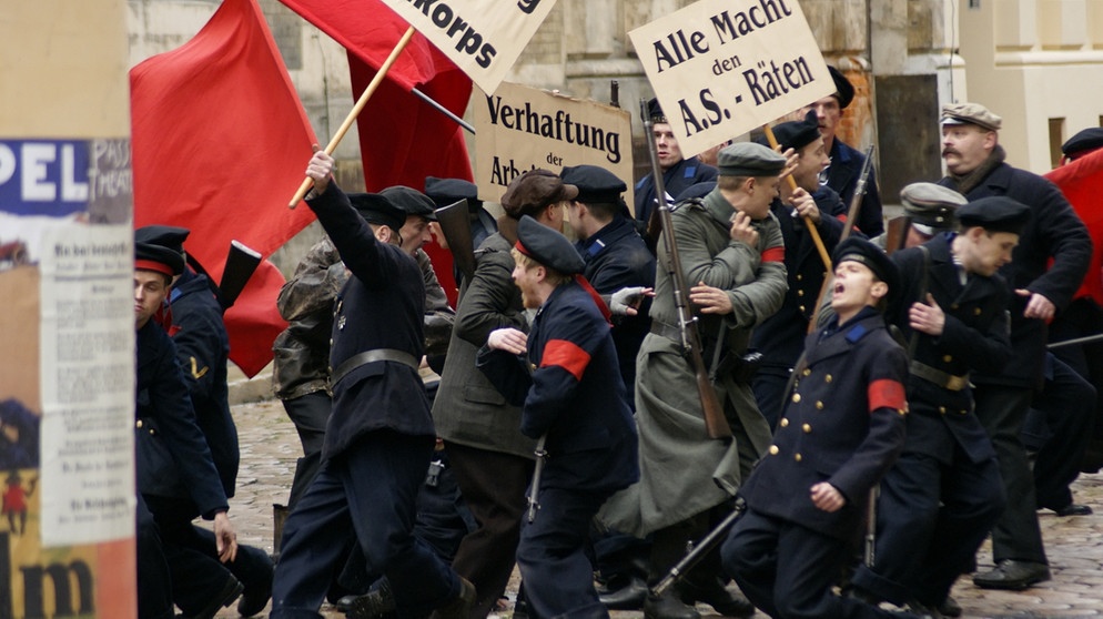 Berlin, 05.03.1919. Wöllke, seine Matrosen und zahlreiche Arbeiter marschieren durch die Stadt. Sie werden beschossen. | Bildquelle: BR/Steffen Bauer