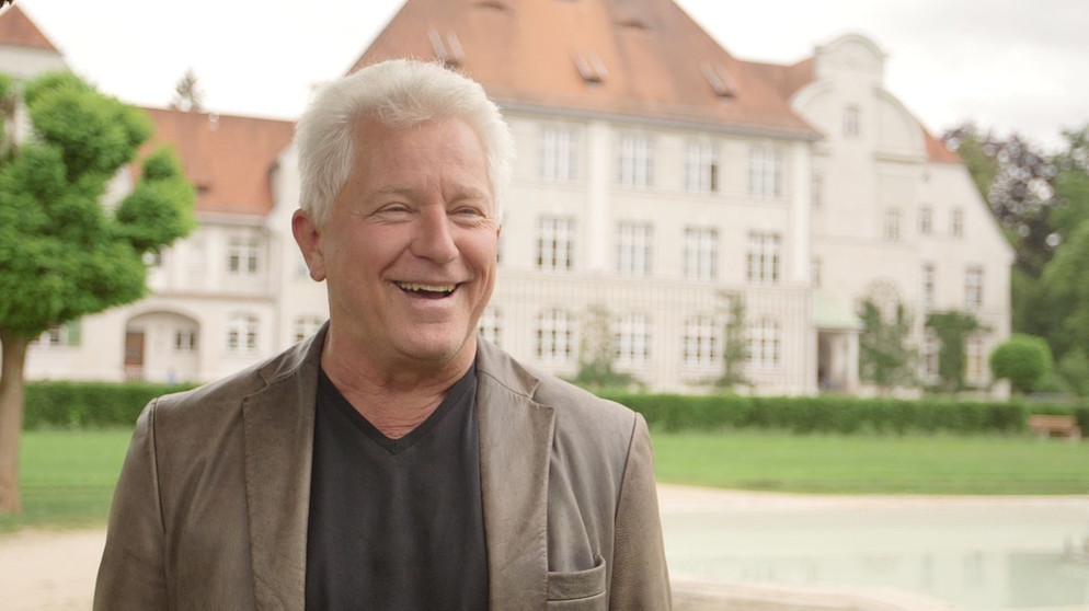 Miroslac Nemec vor seiner ehemaligen Schule. | Bildquelle: BR/Volker Schmidt