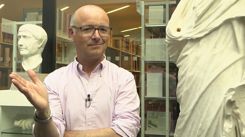 Karsten Schwanke im Foyer des Deutschen Archäologischen Instituts, das sich mit den großen Fragen der Menschheit beschäftigt. | Bildquelle: BR/Maximilian Schecker