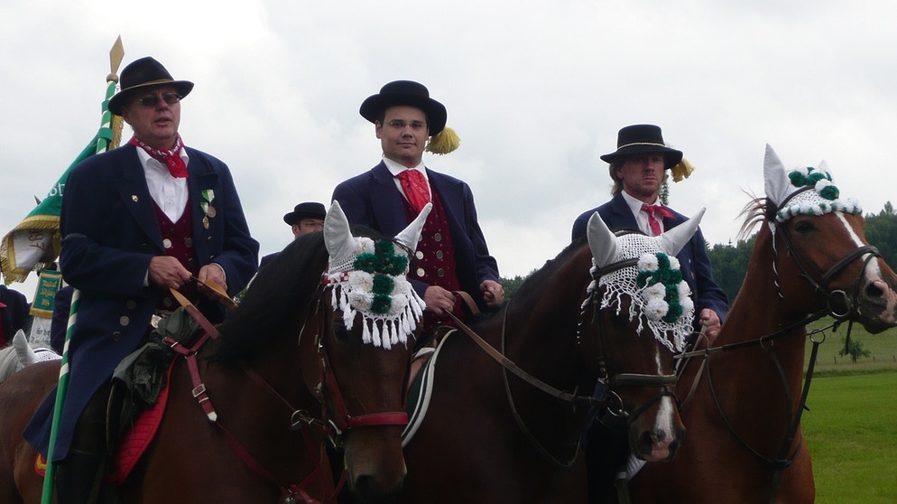 Hobby-Historiker Clemens Pongratz (links) in traditioneller Pfingstreiter-Tracht. | Bildquelle: BR/megaherz gmbh