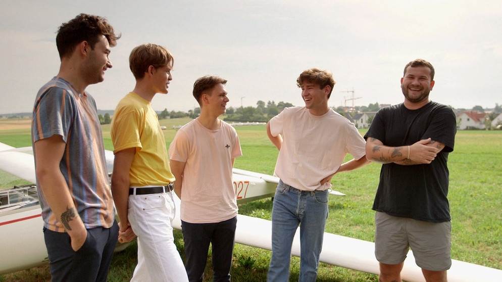 Die vier Jungs von der Indie-Pop-Band Jeremias sind krass gute Musiker und proben trotzdem, was das Zeug hält. Etwas anderes bleibt ihnen in diesem Corona-Winter ja nicht übrig. An den vergangenen Sommer denken sie umso lieber zurück. Von links: Oliver Sparkuhle, Ben Hoffmann, Jonas Herrmann, Jeremias Heimbach und Moderator Fridl Achten. | Bildquelle: BR