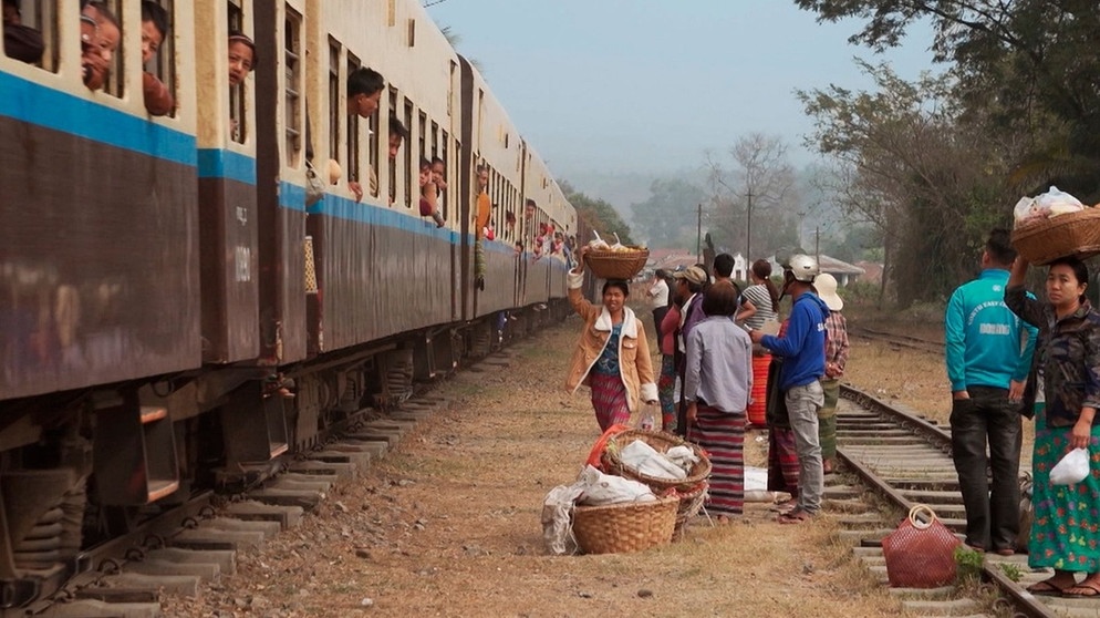 Fliegende Händler versorgen die Zugreisenden der Myanmar Railsways mit allerlei Köstlichkeiten. | Bildquelle: BR/NDR