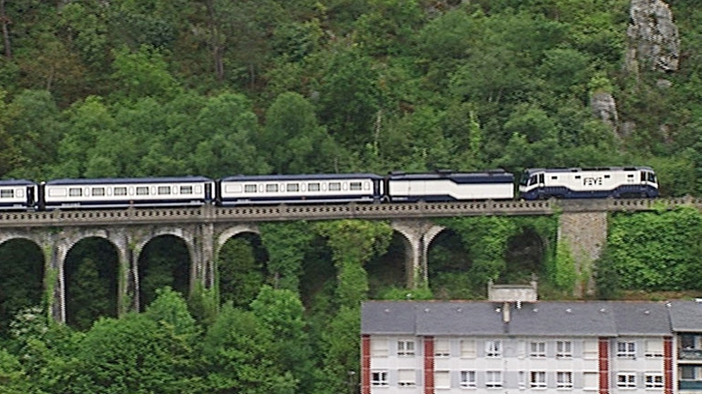 Eine Kette von Viadukten über den Dächern von Luarca. Der Luxuszug Tanscantábrico unterwegs im "grünen Spanien". | Bildquelle: BR/SWR