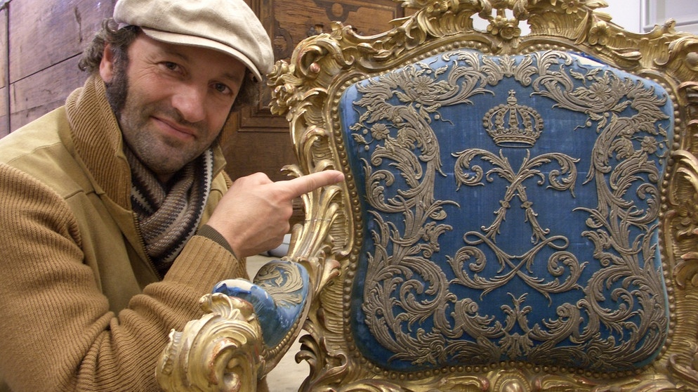 Max mit einem Sessel von Ludwig II. | Bildquelle: BR/André Goerschel